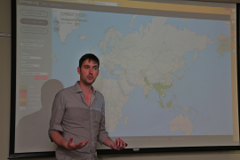  港大生物科學學院助理教授管納德博士正試範於「螞蟻地圖」網站尋找有關全球螞蟻分佈的資料。